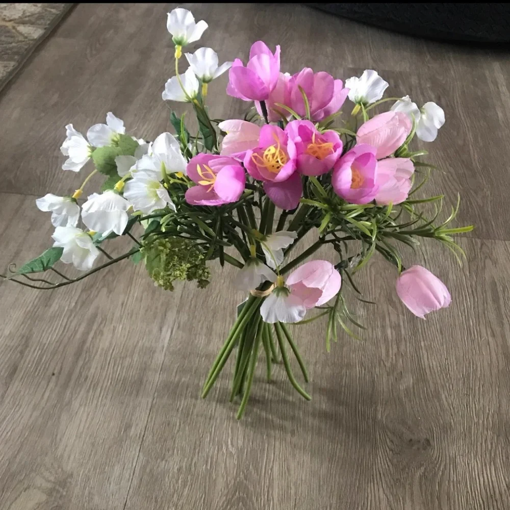 Tulip Faux floral bouquet table decor